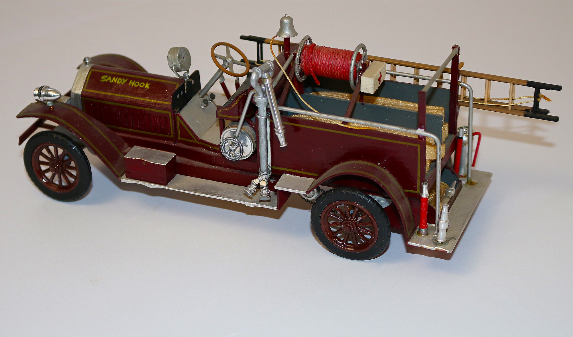 1916 American LaFrance Chemical Car A side view of the scale 1916 American LaFrance chemical car.