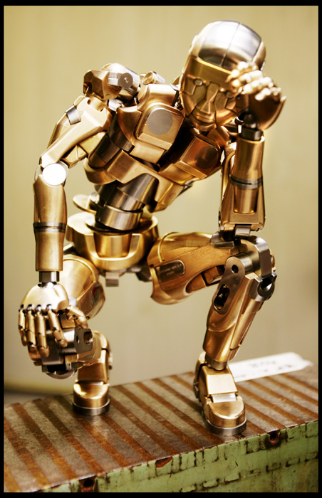 ZOHO ARTFORM 1 Waist and chest joints can be seen from the front.