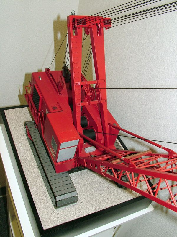 1/32 Scale Manitowoc Crane A front view of the scale crane and mast.