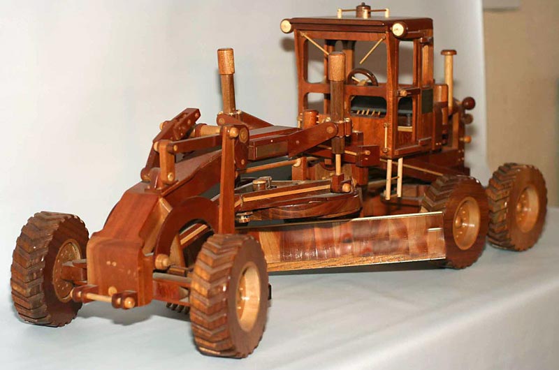 Wooden Road Grader This 27” long road grader was made from walnut and maple.