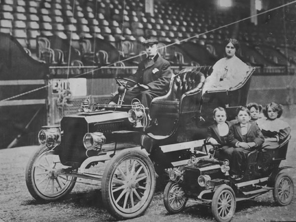 The “Mama” and “Baby” REO’s An old promotional photo of the 1906 “Mama” and “Baby” REO cars.